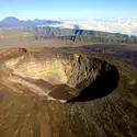 Cratère Dolomieu du piton de la Fournaise - crédits : Eric Valenne geostory/ Shutterstock