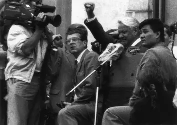 Boris Eltsine au moment du putsch de 1991 - crédits : S. Anipchenko/ Slava Katamidze Collection/ Getty Images