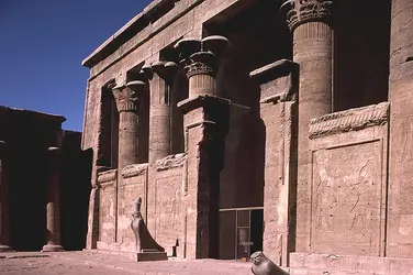 Cour et salle hypostyle du temple d'Horus à Edfou, Égypte - crédits :  Bridgeman Images 