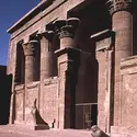 Cour et salle hypostyle du temple d'Horus à Edfou, Égypte - crédits :  Bridgeman Images 