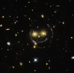 Effet de lentille gravitationnelle - crédits : JPL-Caltech/ ESA/ NASA