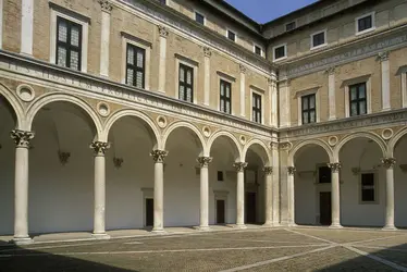 Cour d'honneur du palais ducal, Urbino - crédits : H. Heine/ AKG-images