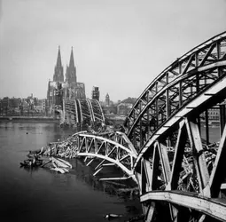 Pont du Rhin détruit à Cologne, vers 1946 - crédits : Hulton Archive/ Getty Images