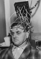 Électroencéphalographie - crédits : Hulton-Deutsch/ Corbis Historical/ Getty Images