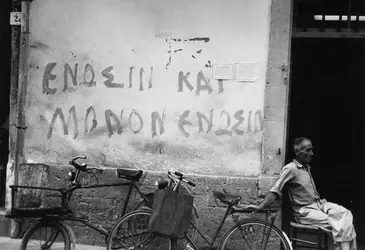 Graffiti en faveur de l'Enosis (Chypre, 1955) - crédits : Alex Dellow/ Picture Post/ Getty Images
