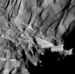 Miranda : escarpement - crédits : Courtesy NASA / Jet Propulsion Laboratory