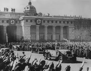 Hitler à Vienne, 1938 - crédits : Keystone/ Hulton Archive/ Getty Images