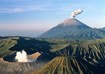 Volcans de Java : le Gunung Bromo et le Gunung Semeru - crédits : Mark Lewis/ The Image Bank/ Getty Images