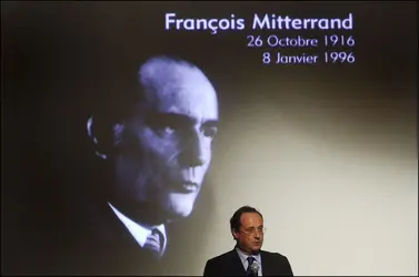 François Hollande devant la photo de François Mitterrand, 2006 - crédits : Pool Lafargue/ Luyssen/ Gamma-Rapho