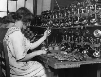 Téléphones à la chaîne - crédits : Topical Press Agency/ Hulton Archive/ Getty Images