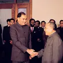 Rajiv Gandhi et Deng Xiaoping, 1988 - crédits : Prashant Panjiar/ The The India Today Group/ Getty Images