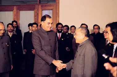 Rajiv Gandhi et Deng Xiaoping, 1988 - crédits : Prashant Panjiar/ The The India Today Group/ Getty Images