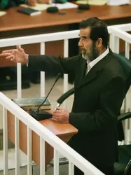Procès de Saddam Hussein, 2005 - crédits : Ben Curtis-Pool/ Getty Images News/ Getty Images