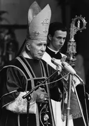 M<sup>gr</sup> Lefebvre célébrant une messe en 1977 - crédits : Central Press/ Hulton Archive/ Getty Images