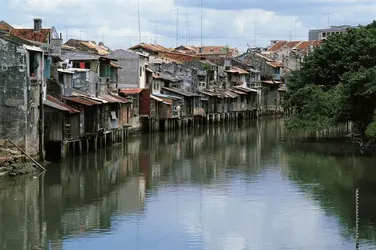 Malaisie: maisons sur pilotis - crédits : De Agostini/ Getty Images