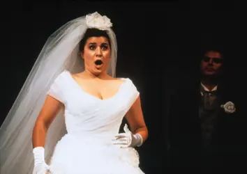 Cecilia Bartoli dans le rôle-tire de <it>La Cenerentola</it>, de Rossini - crédits : N. Stauss/ AKG-images