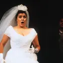 Cecilia Bartoli dans le rôle-tire de <it>La Cenerentola</it>, de Rossini - crédits : N. Stauss/ AKG-images