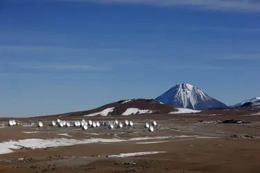 Le Llano de Chajnantor et le site d'A.L.M.A. - crédits : C. Padilla/ NRAO/ NAOJ/ ESO/ ALMA