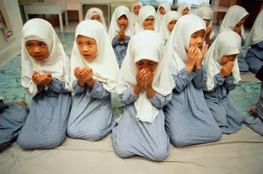 Écolières de Kuala Lumpur récitant le Coran - crédits : Paul Chesley/ The Image Bank/ Getty Images