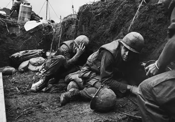 Tranchée au Vietnam - crédits : Hulton-Deutsch/ Corbis Historical/ Getty Images