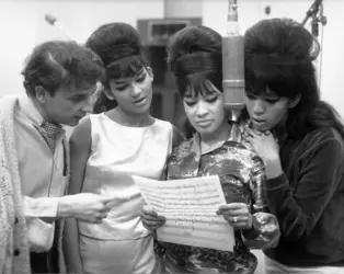 Phil Spector et les Ronettes - crédits : Ray Avery/ Redferns/ Getty images