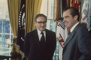 Henry Kissinger et Richard Nixon - crédits : UPI Color/ Bettmann Archive/ Getty Images