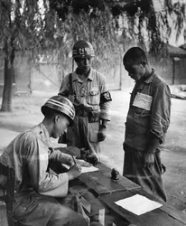 Camp de prisonniers en Corée du Sud - crédits : Bert Hardy/ Getty Images