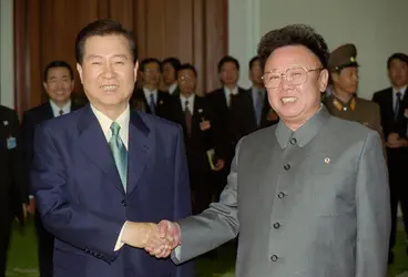 Kim Dae-jung et Kim Jong-il, 2000 - crédits : Newsmakers/ Hulton Archive/ Getty Images