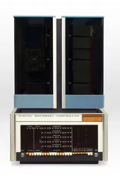 PDP-8, mini-ordinateur à circuits intégrés - crédits : M. Richards/ Courtesy of the Computer History Museum
