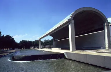 Louis I. Kahn, The Kimbell Art Museum, Fort Worth : le plan d'eau - crédits : Roger Last/  Bridgeman Images 