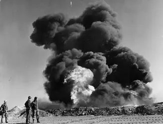 Gisement de pétrole en feu - crédits : Fox Photos/ Hulton Archive/ Getty Images