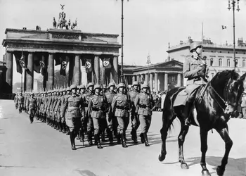 Parade militaire à Berlin - crédits : Fox Photos/ Hulton Archive/ Getty Images