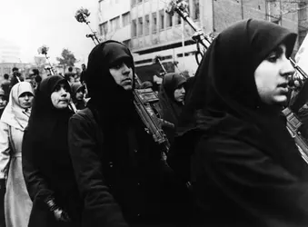 Défilé de femmes iraniennes à Téhéran, 1979 - crédits : Kaveh Kazemi/ Keystone/ Getty Images