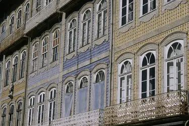 Façades en azulejos à Guimarães, Portugal - crédits : H. Champollion/ AKG-images
