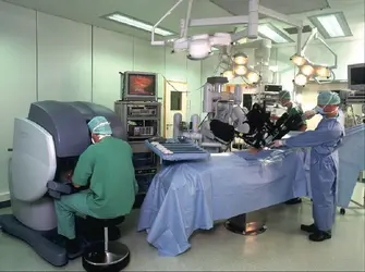 Robot médical <it>Da Vinci</it> - crédits : Intuitive Surgical, Inc.