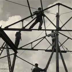 <em>Jeunes S</em><em>ionistes bâtissant une école et une fonderie tout en se formant aux techniques de construction</em>, R. Vishniac - crédits : Mara Vishniac Kohn, courtesy International Center of Photography