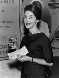 Nadine Gordimer en 1961 - crédits : Evening Standard/ Hulton Archive/ Getty Images