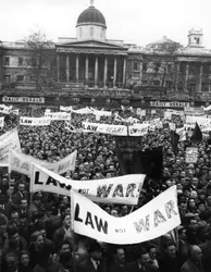 Contre l'intervention de Suez - crédits : Monty Fresco Jnr/ Hulton Archive/ Getty Images