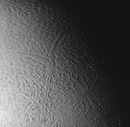 Fossés de Triton - crédits : Courtesy NASA / Jet Propulsion Laboratory