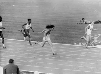 Colette Besson, championne olympique - crédits : Douglas Miller/ Keystone/ Hulton Archive/ Getty Images