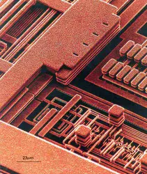 Microélectronique : connectique - crédits : IBM