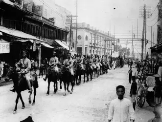 Tchiang Kai-chek dans les rues de Canton - crédits : Topical Press Agency/ Getty Images