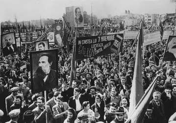 Célébration de la révolution russe à Bucarest - crédits : Keystone/ Hulton Archive/ Getty Images
