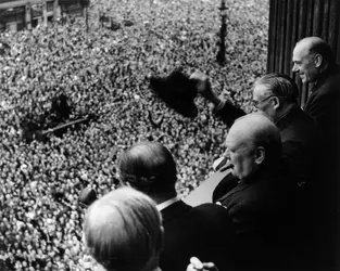 Winston Churchill le jour de la victoire - crédits : Keystone/ Hulton Archive/ Getty Images