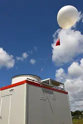 Lâcher de ballon-sonde automatique - crédits : Pascal Taburet/ Météo-France