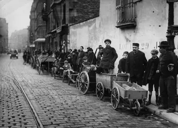 Distribution de charbon - crédits : Topical Press Agency/ Hulton Archive/ Getty Images