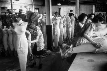 Usine de corsets en Angleterre - crédits : Humphrey Spender/ Picture Post/ Getty Images