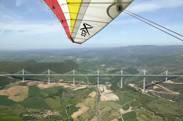 Vue aérienne du viaduc de Millau - crédits : CAPDAV