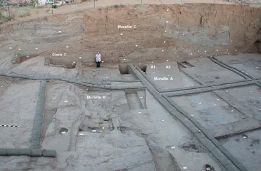 Tell es-Sakan : vue des fortifications au chantier A, vers le nord-ouest - crédits : Mission archéologique franco-palestinienne de Tell es-Sakan