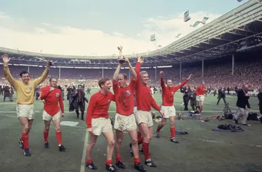 Bobby Charlton et les Anglais champions du monde de football - crédits : Hulton Archive/ Getty Images